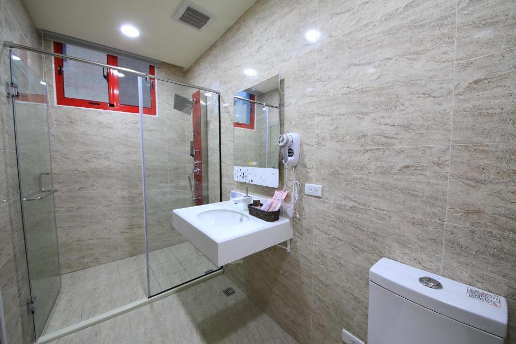 花蓮亮君經典民宿1館加2館民宿-東大門夜市-電梯包棟bright King Homestay Città di Hualien Esterno foto