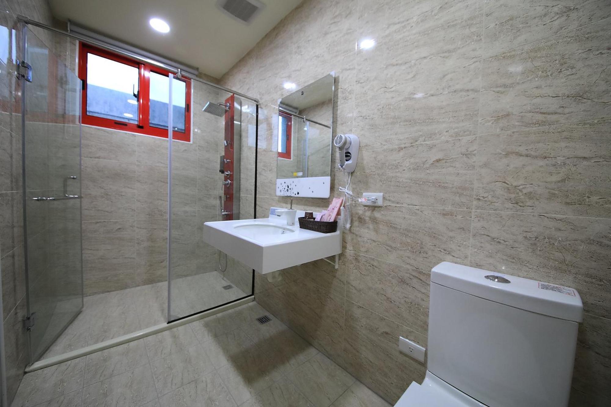花蓮亮君經典民宿1館加2館民宿-東大門夜市-電梯包棟bright King Homestay Città di Hualien Camera foto