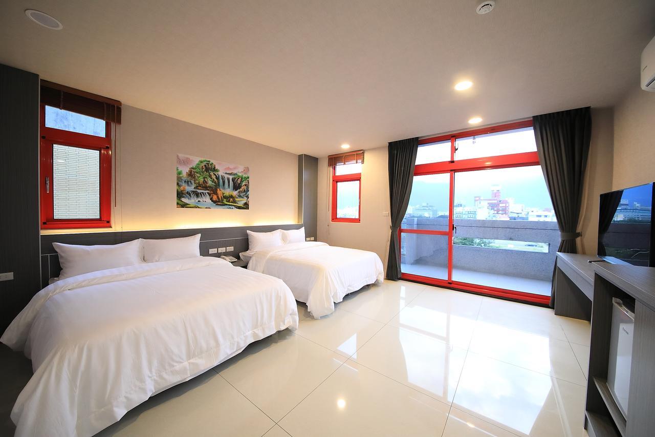 花蓮亮君經典民宿1館加2館民宿-東大門夜市-電梯包棟bright King Homestay Città di Hualien Esterno foto