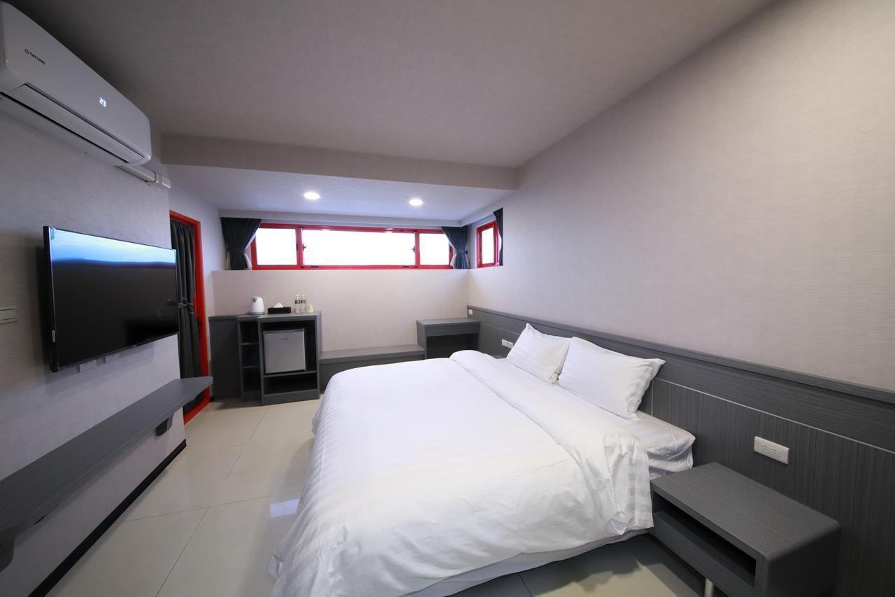 花蓮亮君經典民宿1館加2館民宿-東大門夜市-電梯包棟bright King Homestay Città di Hualien Esterno foto