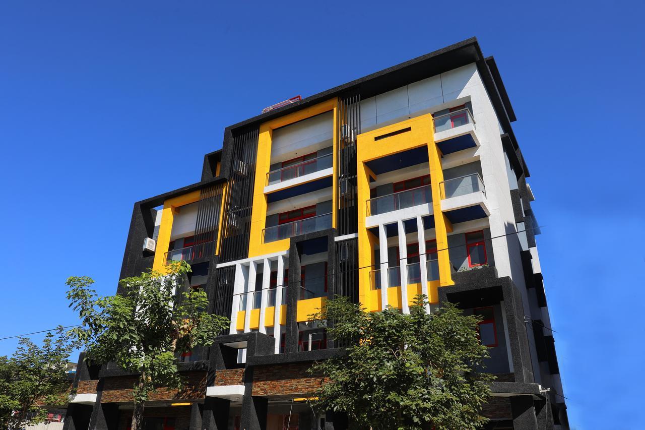 花蓮亮君經典民宿1館加2館民宿-東大門夜市-電梯包棟bright King Homestay Città di Hualien Esterno foto