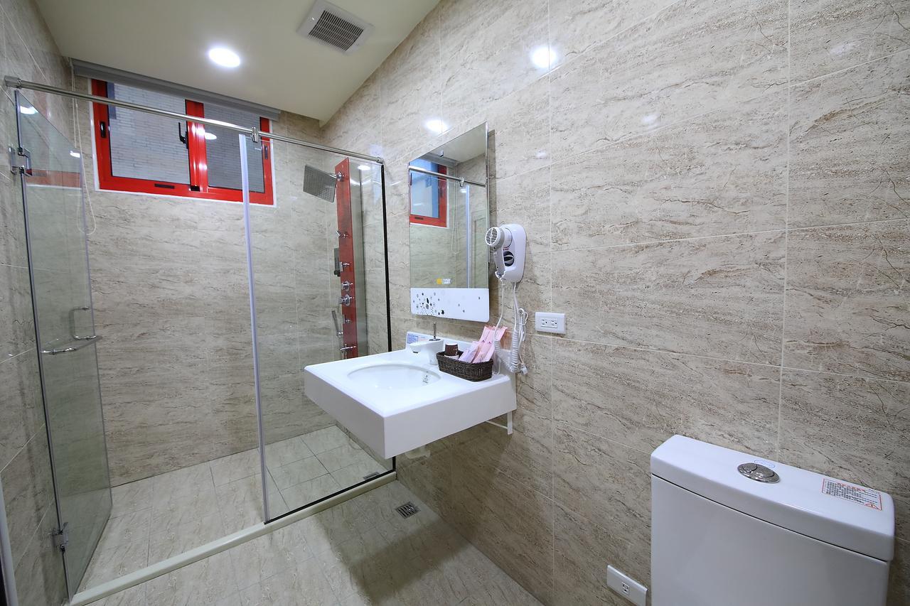花蓮亮君經典民宿1館加2館民宿-東大門夜市-電梯包棟bright King Homestay Città di Hualien Esterno foto