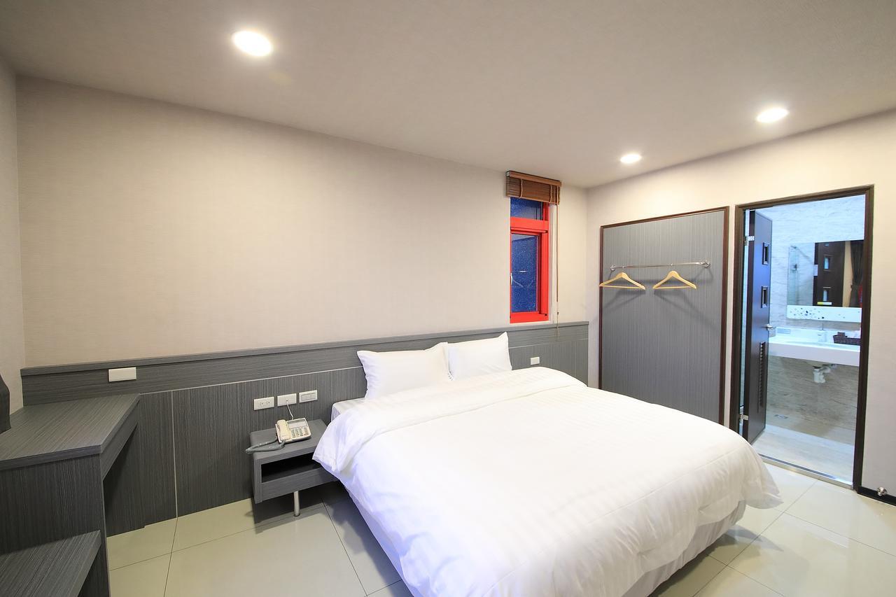 花蓮亮君經典民宿1館加2館民宿-東大門夜市-電梯包棟bright King Homestay Città di Hualien Esterno foto