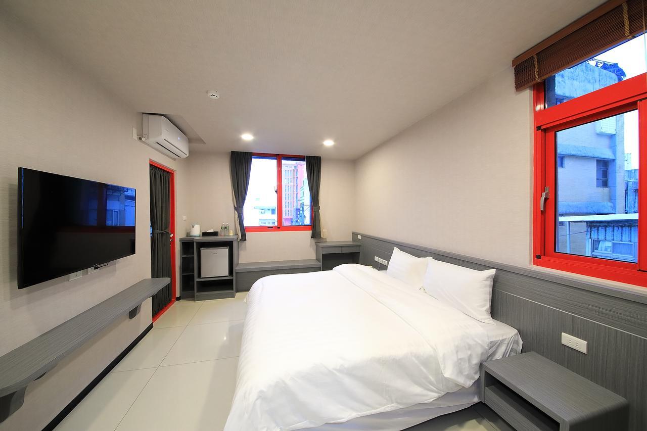 花蓮亮君經典民宿1館加2館民宿-東大門夜市-電梯包棟bright King Homestay Città di Hualien Esterno foto