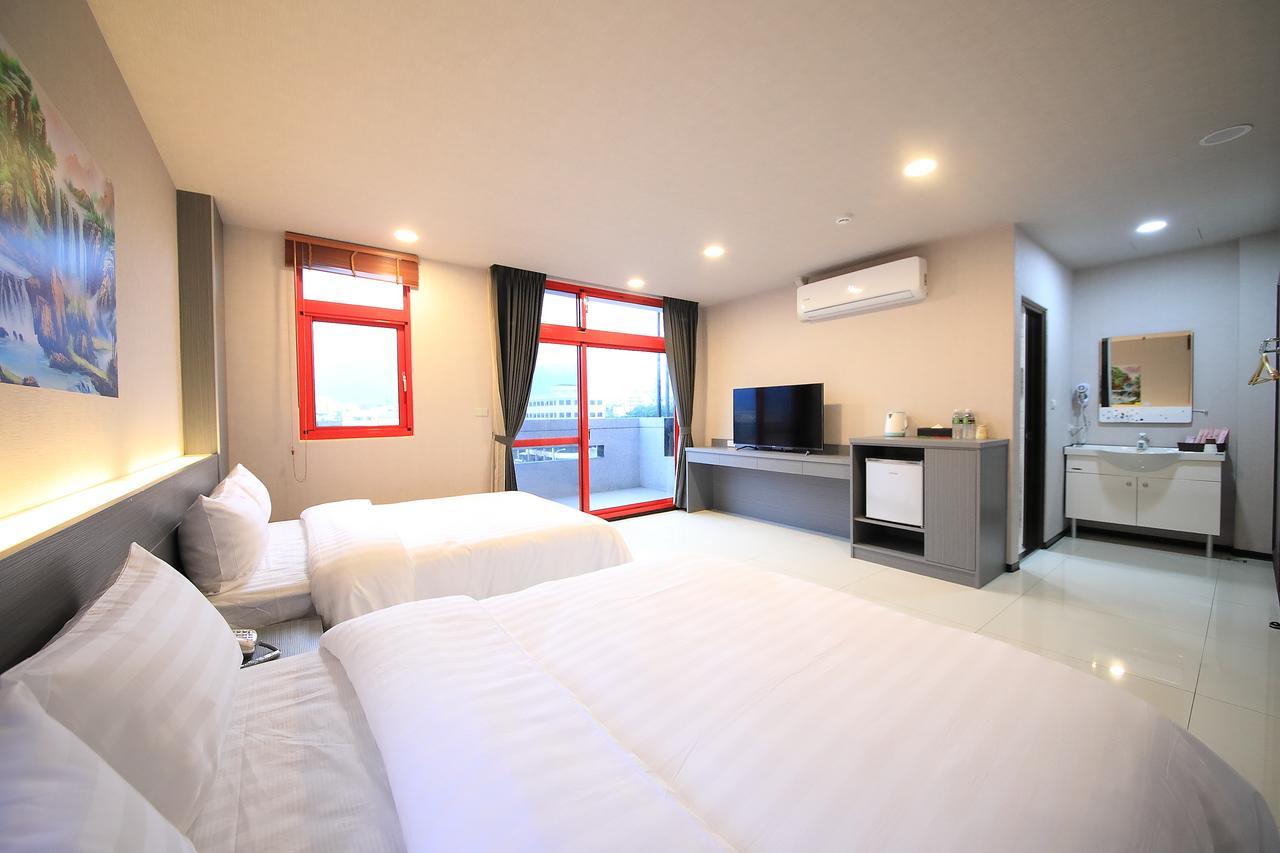 花蓮亮君經典民宿1館加2館民宿-東大門夜市-電梯包棟bright King Homestay Città di Hualien Esterno foto