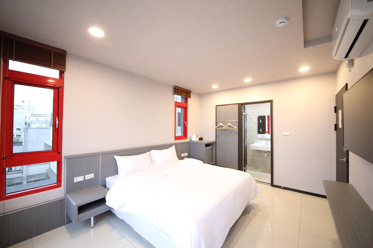 花蓮亮君經典民宿1館加2館民宿-東大門夜市-電梯包棟bright King Homestay Città di Hualien Esterno foto