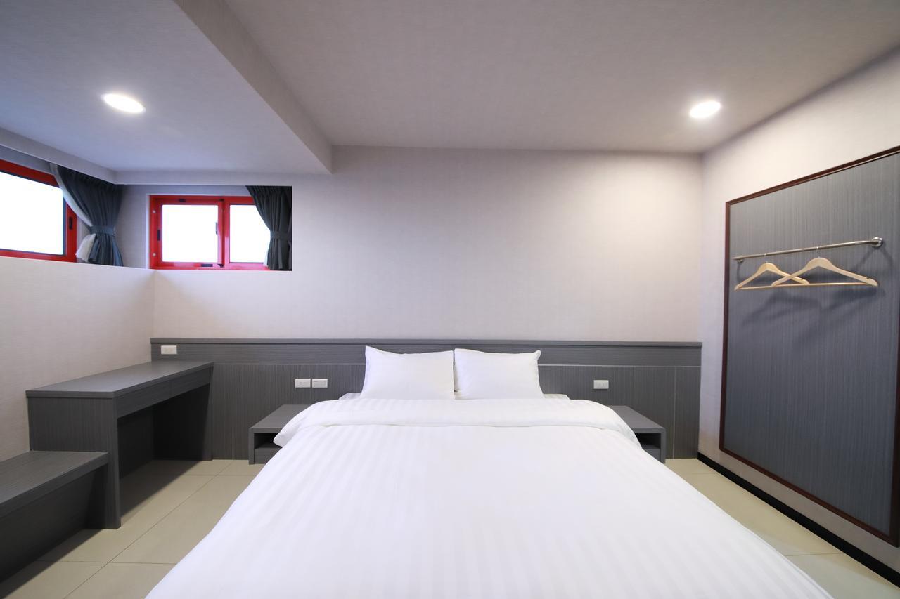 花蓮亮君經典民宿1館加2館民宿-東大門夜市-電梯包棟bright King Homestay Città di Hualien Esterno foto