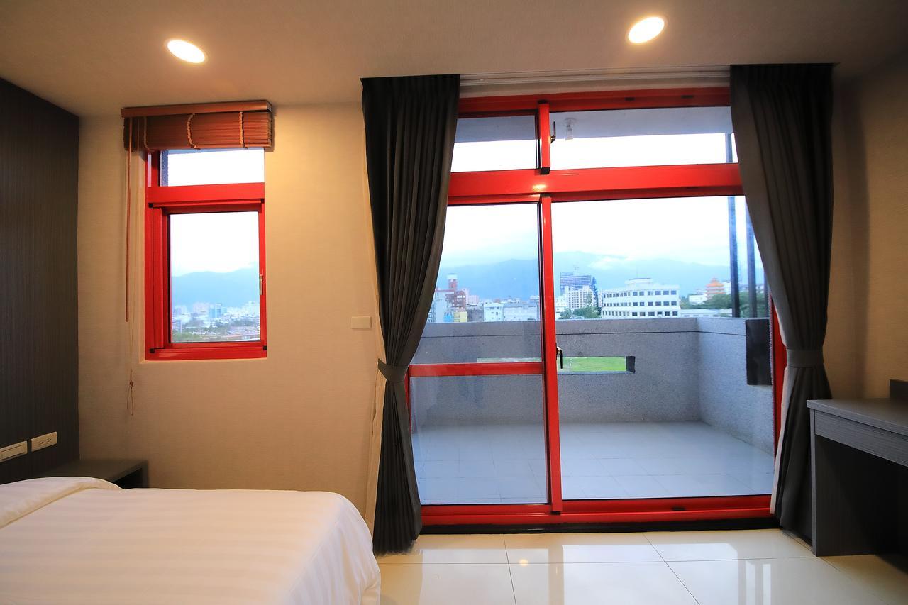 花蓮亮君經典民宿1館加2館民宿-東大門夜市-電梯包棟bright King Homestay Città di Hualien Esterno foto