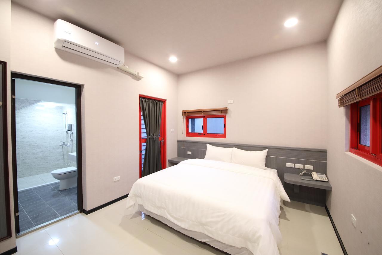 花蓮亮君經典民宿1館加2館民宿-東大門夜市-電梯包棟bright King Homestay Città di Hualien Esterno foto