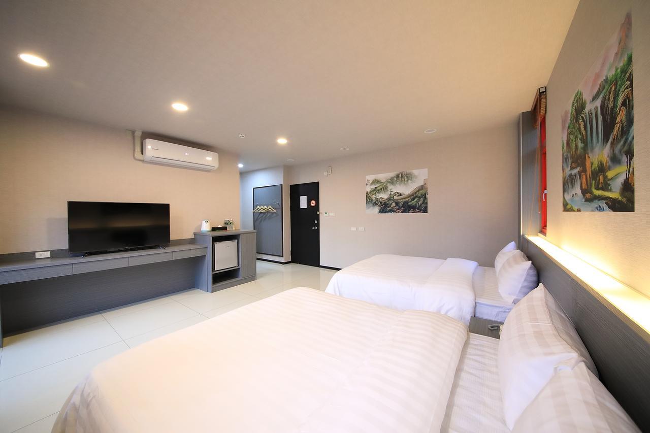 花蓮亮君經典民宿1館加2館民宿-東大門夜市-電梯包棟bright King Homestay Città di Hualien Esterno foto