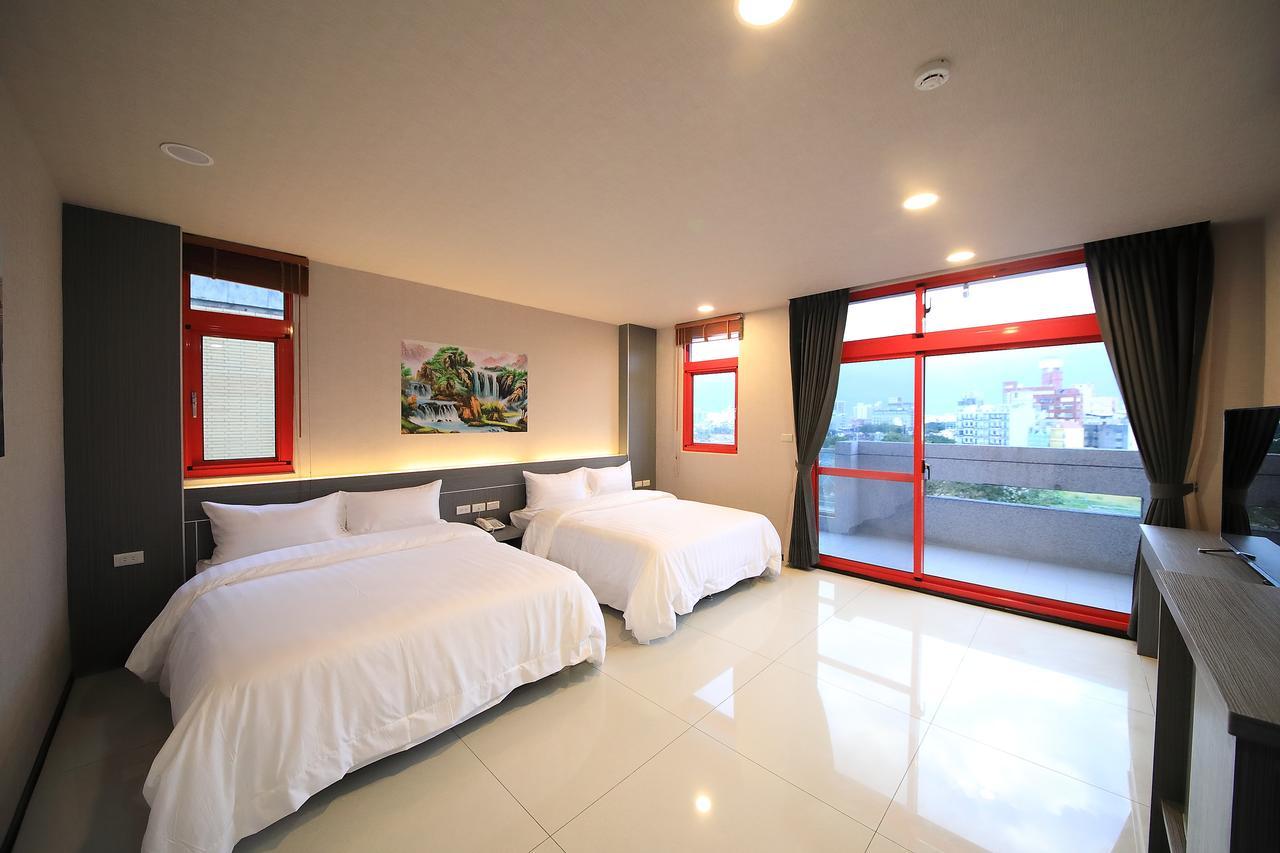 花蓮亮君經典民宿1館加2館民宿-東大門夜市-電梯包棟bright King Homestay Città di Hualien Esterno foto