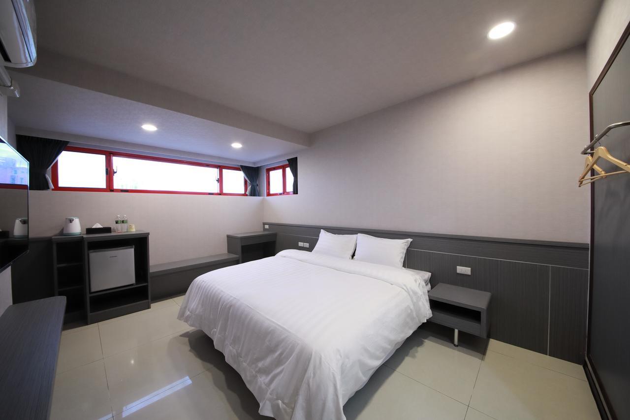 花蓮亮君經典民宿1館加2館民宿-東大門夜市-電梯包棟bright King Homestay Città di Hualien Esterno foto